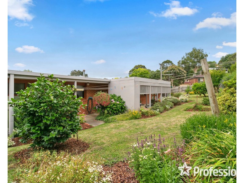 12 Wyuna Walk, Mooroolbark VIC 3138