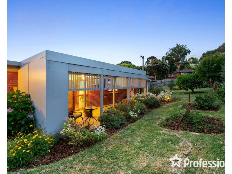 12 Wyuna Walk, Mooroolbark VIC 3138