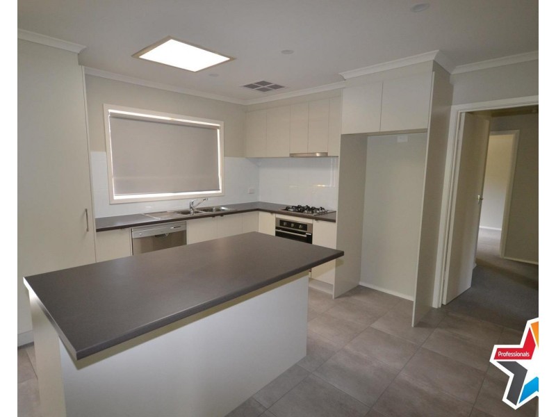 13 Pembroke Road, Mooroolbark VIC 3138