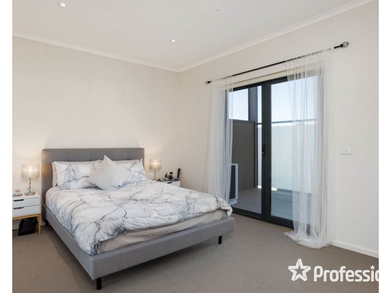 9/4 Civic Square, Croydon VIC 3136