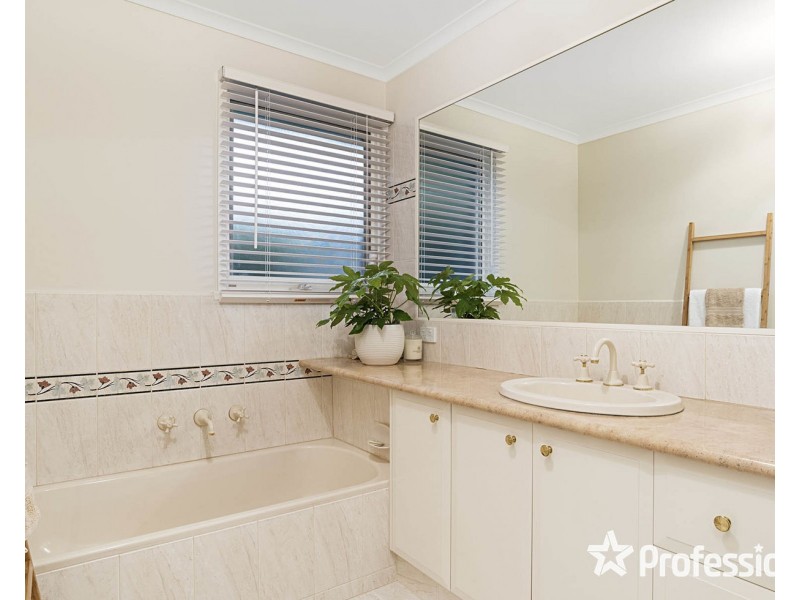 2 Great Oak Court, Mooroolbark VIC 3138