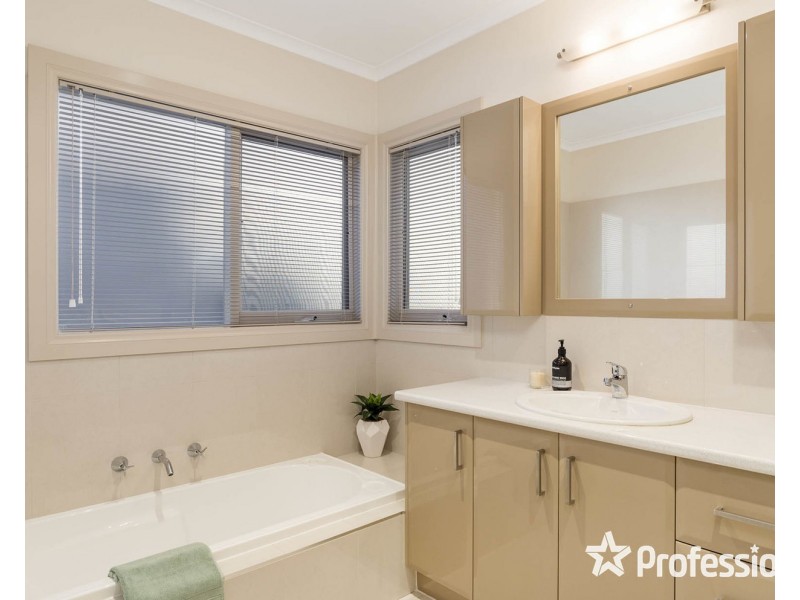 30 Kingston Way, Mooroolbark VIC 3138