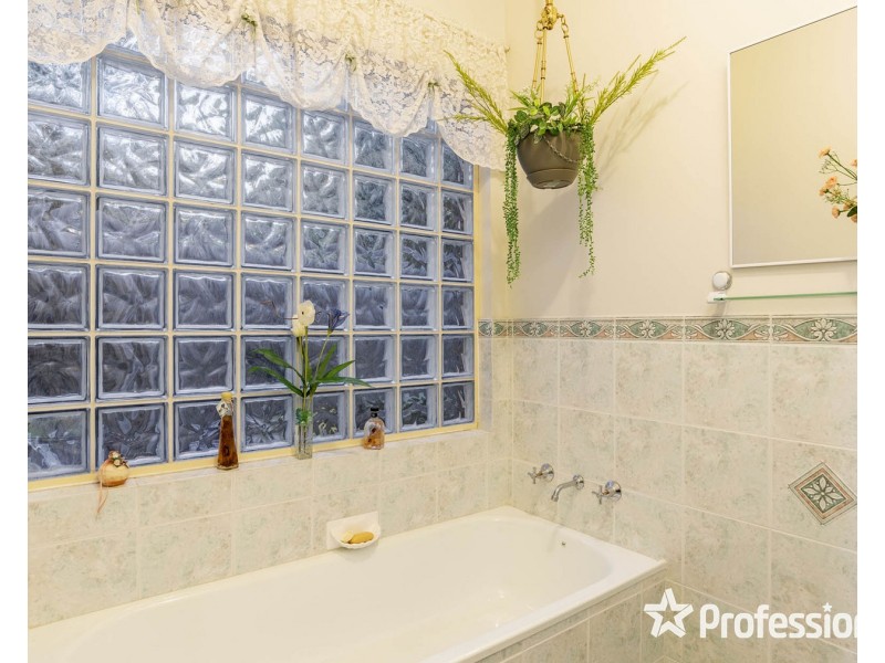 42 Clearwater Drive, Lilydale VIC 3140