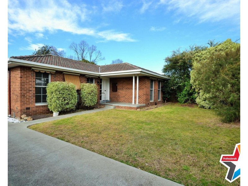 8 Pembroke Road, Mooroolbark VIC 3138