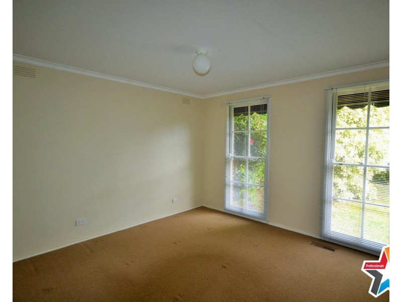 8 Pembroke Road, Mooroolbark VIC 3138