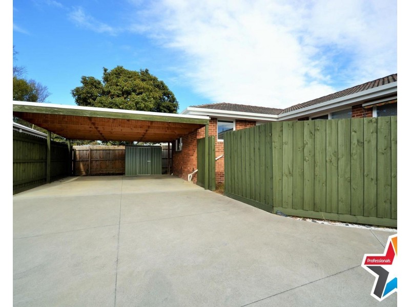 8 Pembroke Road, Mooroolbark VIC 3138