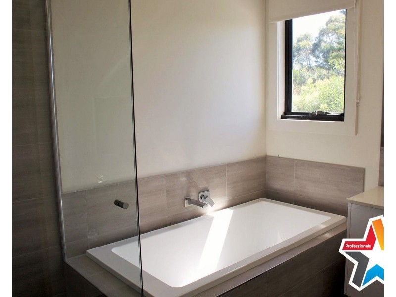 20a Swinburne Avenue, Mooroolbark VIC 3138