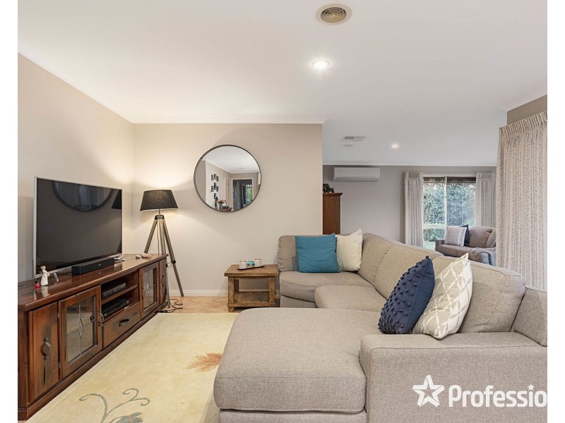 24 Freshfield Avenue, Mooroolbark VIC 3138