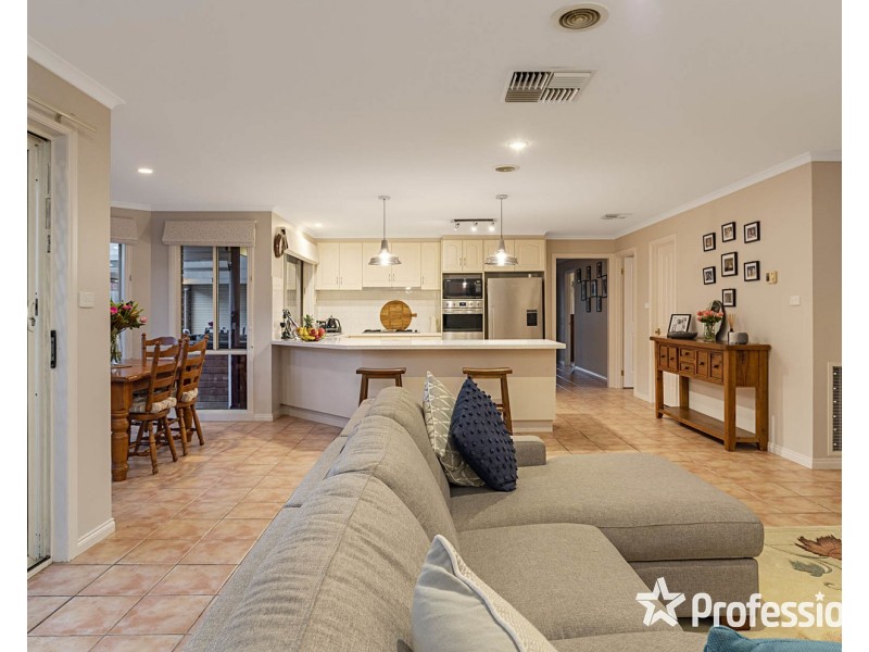 24 Freshfield Avenue, Mooroolbark VIC 3138