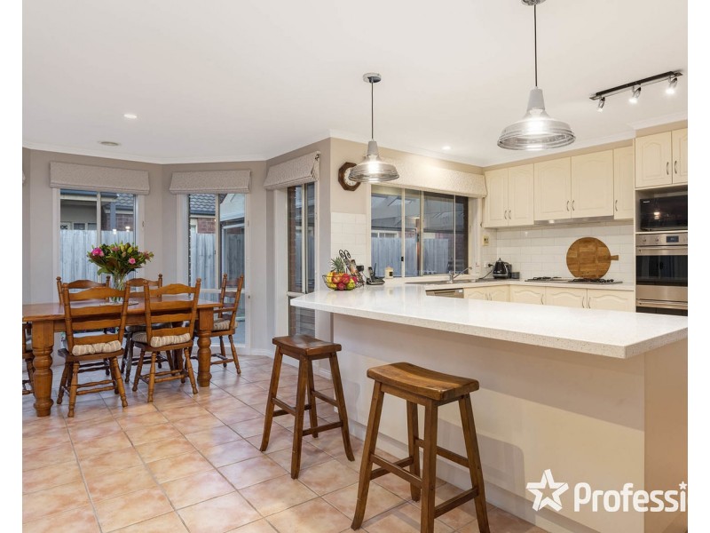 24 Freshfield Avenue, Mooroolbark VIC 3138