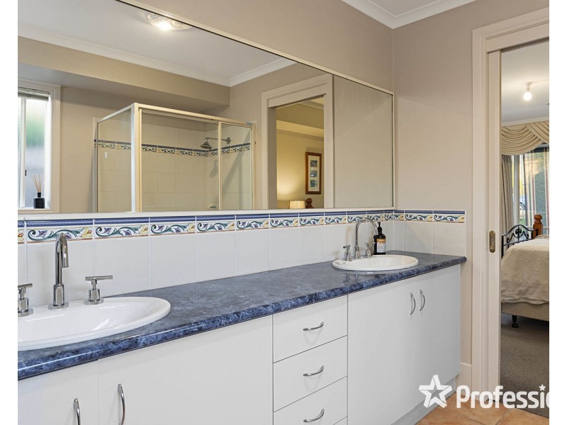 24 Freshfield Avenue, Mooroolbark VIC 3138