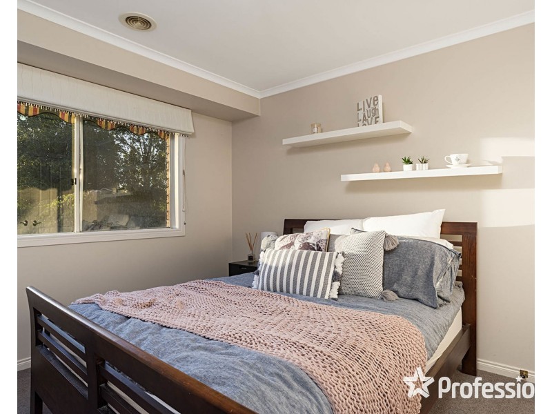 24 Freshfield Avenue, Mooroolbark VIC 3138
