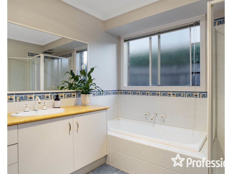 24 Freshfield Avenue, Mooroolbark VIC 3138