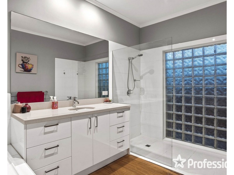 6 Classic Drive, Mooroolbark VIC 3138