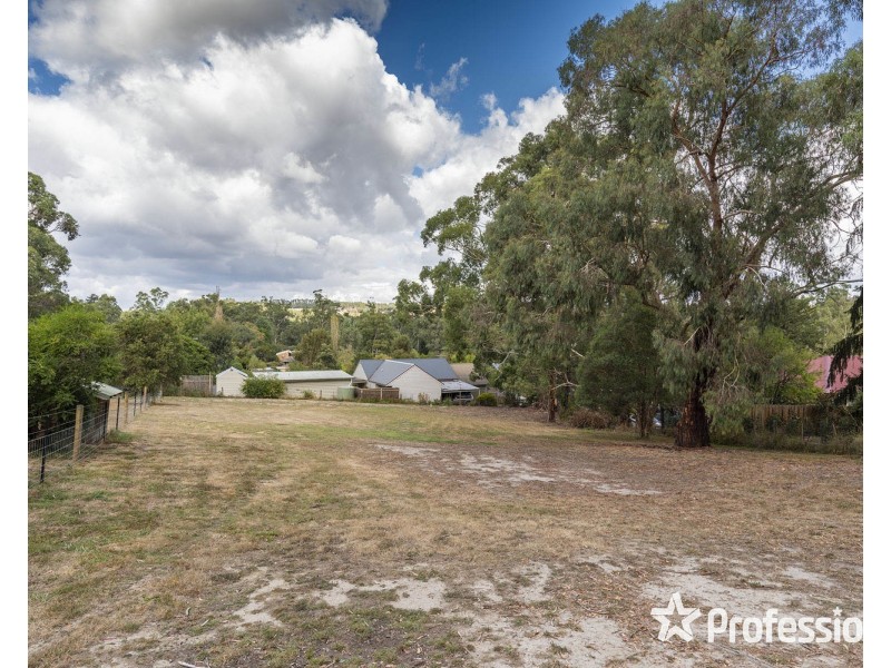 18 English Street, Seville VIC 3139