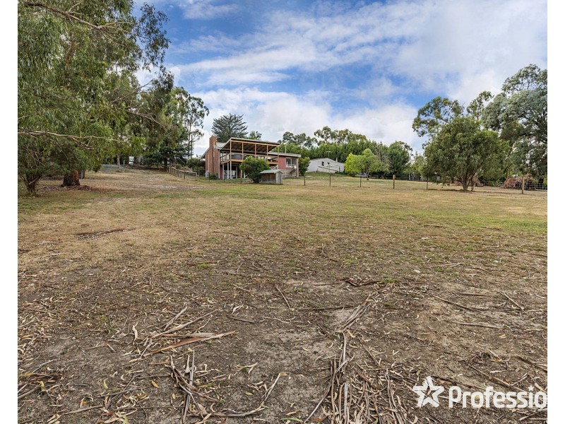 18 English Street, Seville VIC 3139