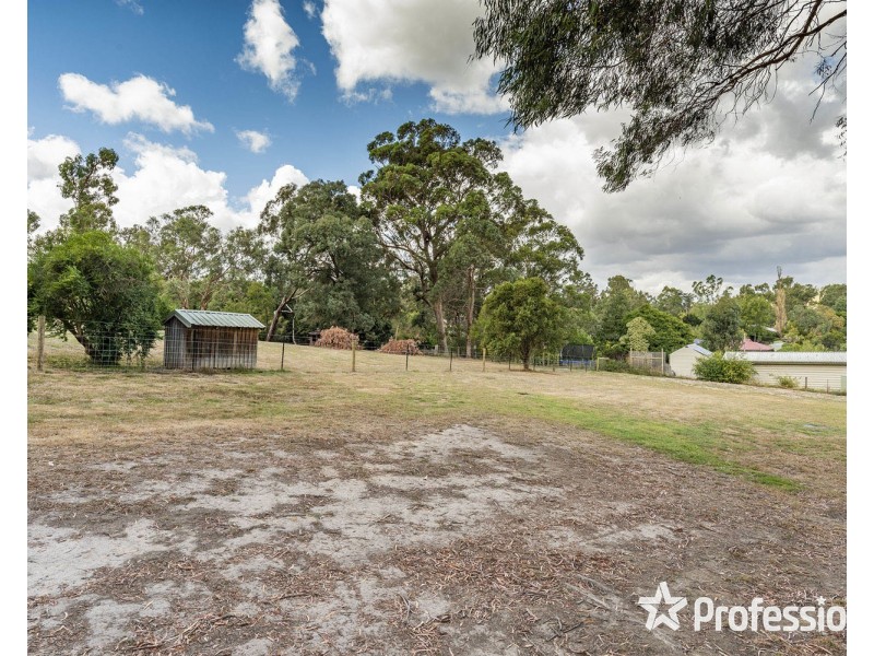 18 English Street, Seville VIC 3139