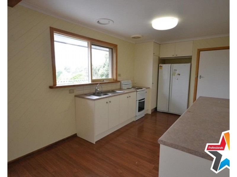 98 Winyard Drive, Mooroolbark VIC 3138