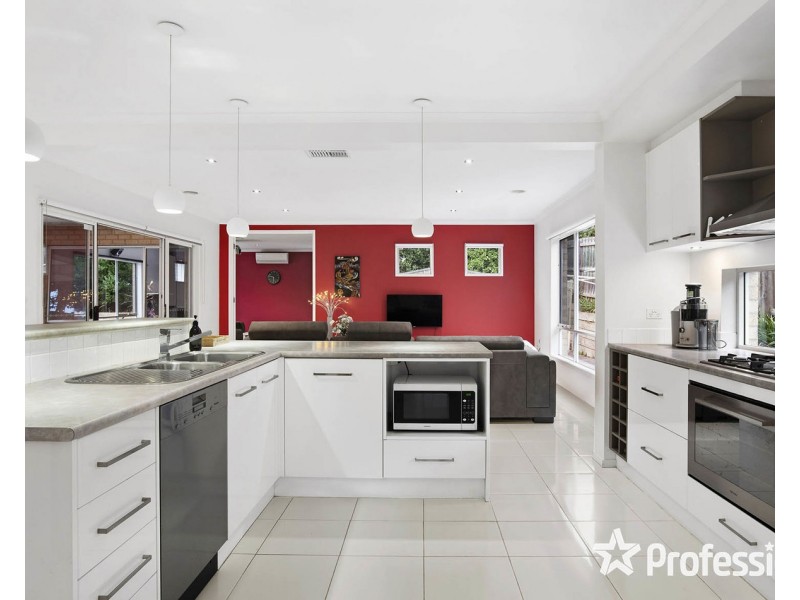 33 Freshfield Avenue, Mooroolbark VIC 3138