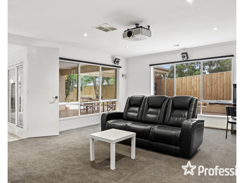 33 Freshfield Avenue, Mooroolbark VIC 3138