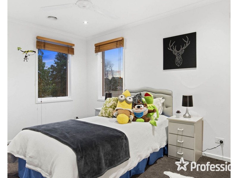 33 Freshfield Avenue, Mooroolbark VIC 3138