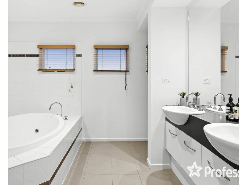 33 Freshfield Avenue, Mooroolbark VIC 3138