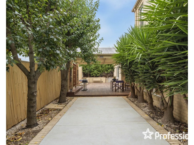 33 Freshfield Avenue, Mooroolbark VIC 3138