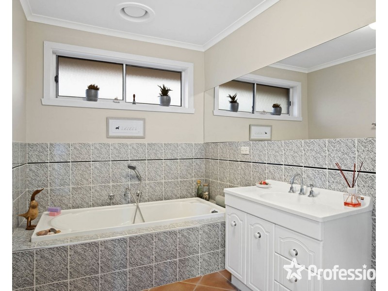 25 Selina Avenue, Mooroolbark VIC 3138