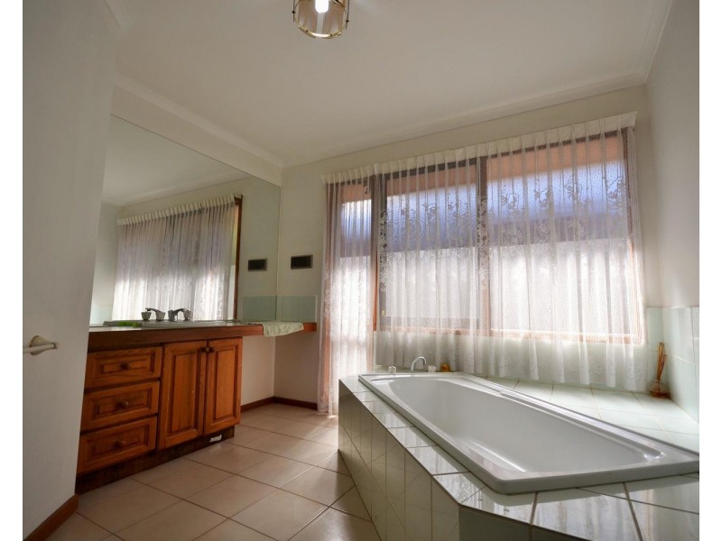 14 Highview Drive, Mooroolbark VIC 3138