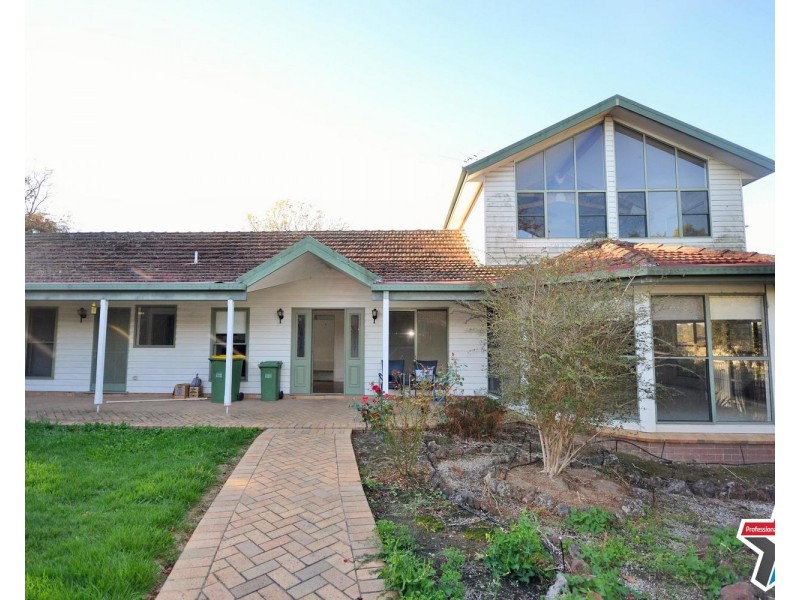 2 Summit Court, Mooroolbark VIC 3138