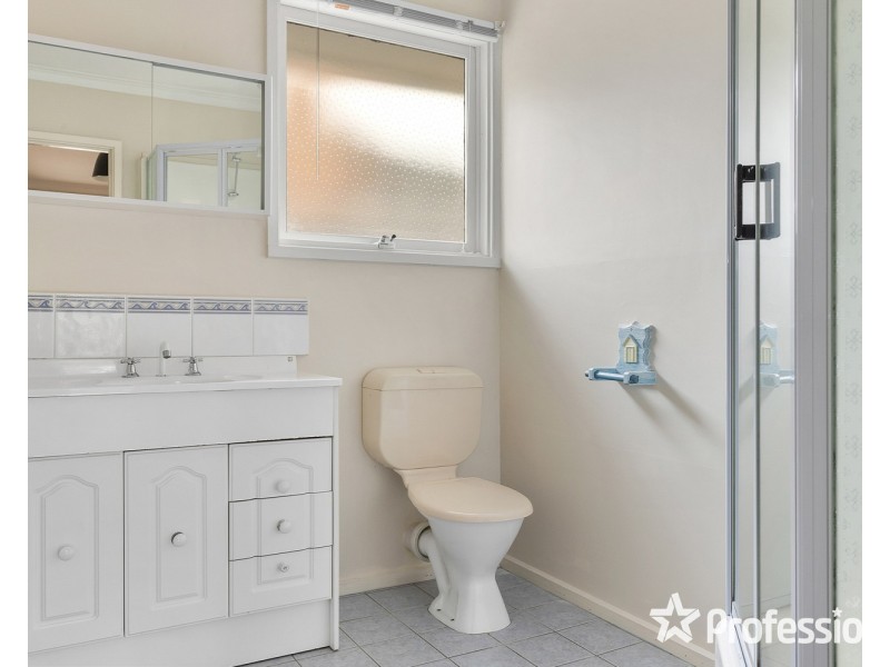 51 Longfellow Avenue, Mooroolbark VIC 3138