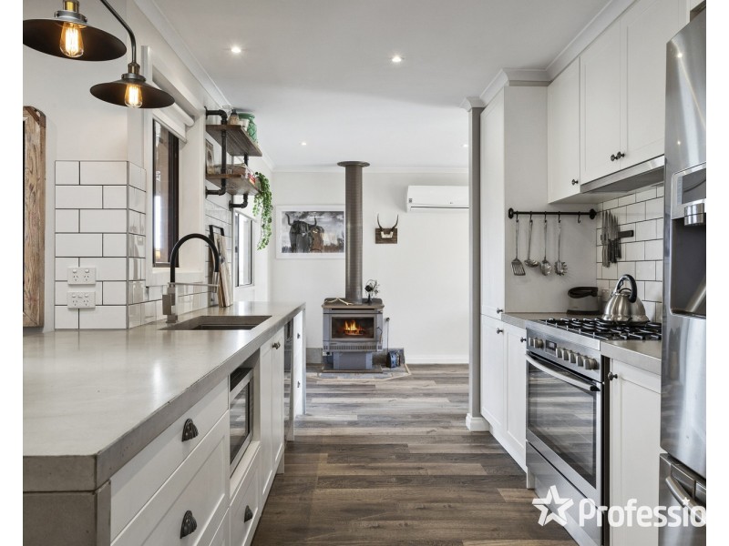 8 Barbara Court, Mooroolbark VIC 3138