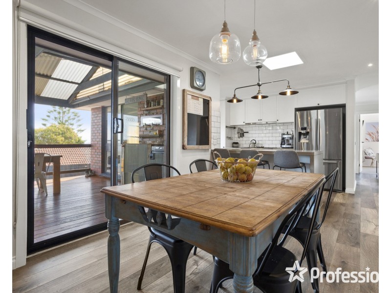 8 Barbara Court, Mooroolbark VIC 3138