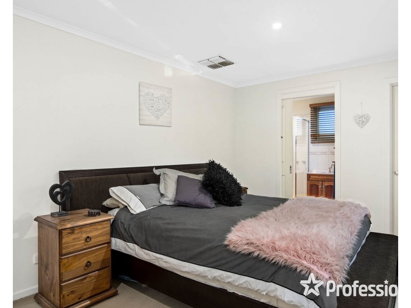 9 Landstrom Quadrant, Kilsyth VIC 3137