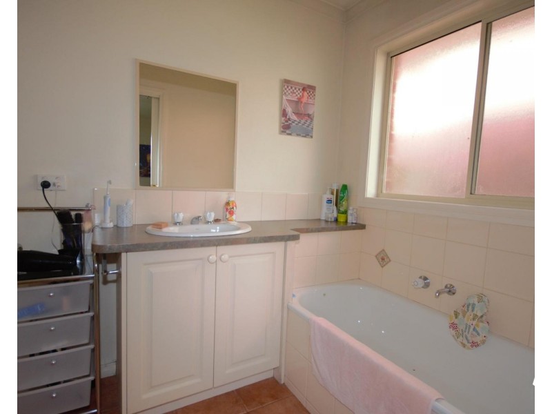 2/10 Dennis Street, Croydon VIC 3136