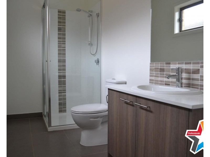 33 Tanika Circuit, Croydon VIC 3136