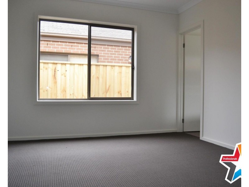 33 Tanika Circuit, Croydon VIC 3136