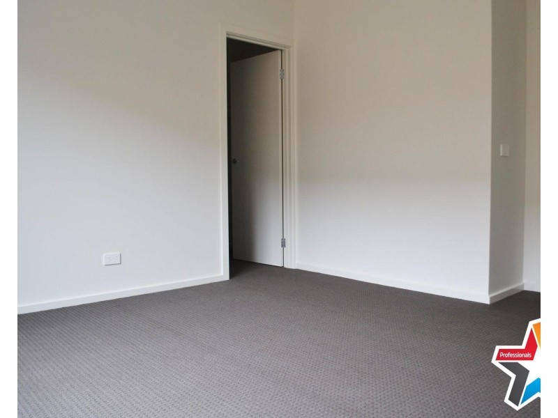 33 Tanika Circuit, Croydon VIC 3136