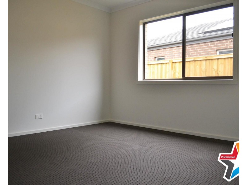 33 Tanika Circuit, Croydon VIC 3136