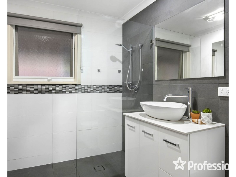 13 Swinburne Avenue, Mooroolbark VIC 3138