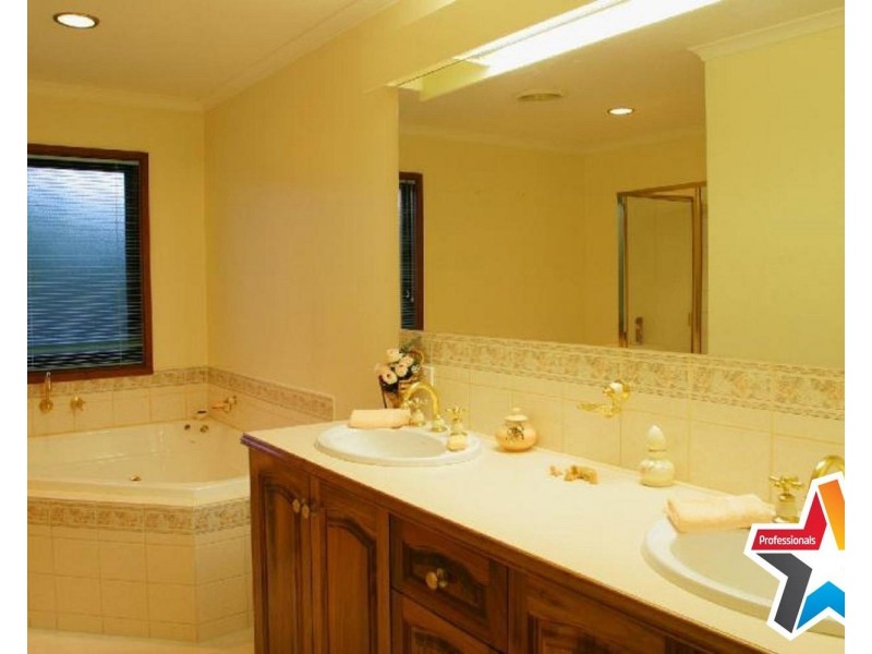 63 Landscape Drive, Mooroolbark VIC 3138