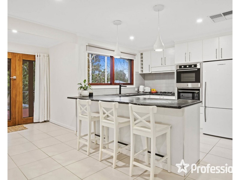 11 Sheldon Avenue, Mooroolbark VIC 3138