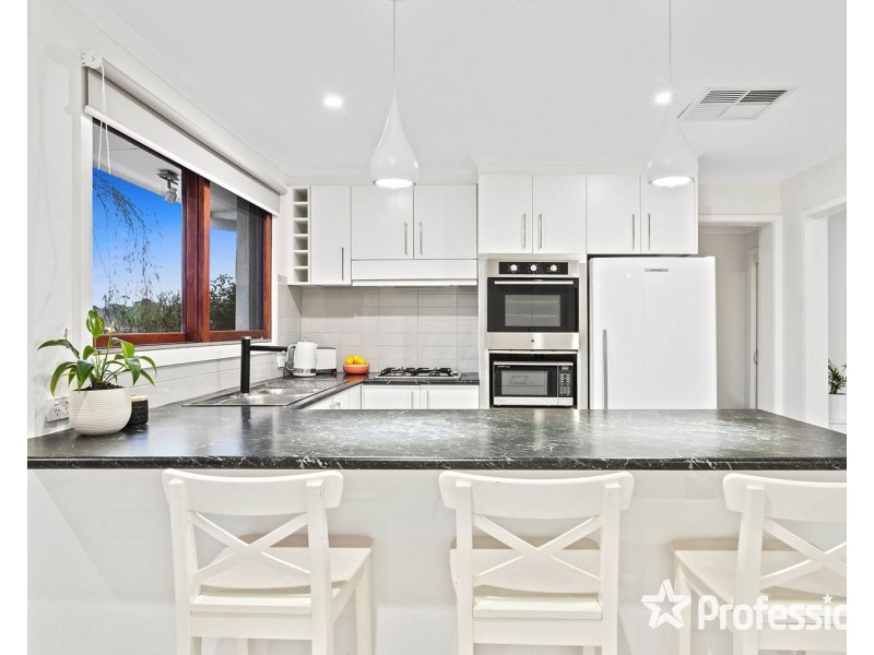 11 Sheldon Avenue, Mooroolbark VIC 3138