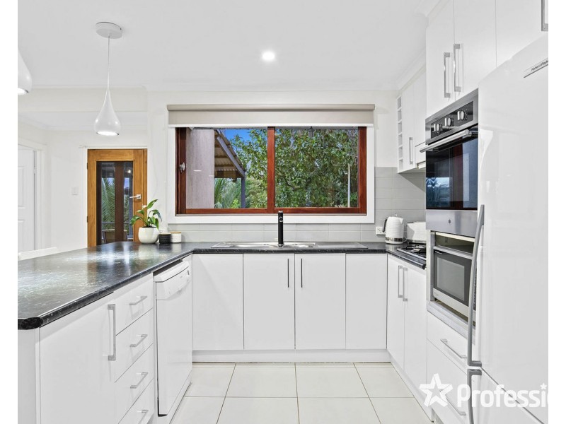 11 Sheldon Avenue, Mooroolbark VIC 3138