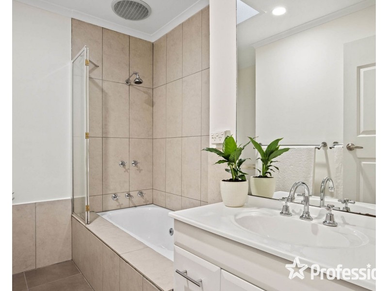 11 Sheldon Avenue, Mooroolbark VIC 3138