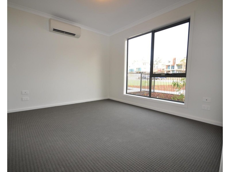 2 Lithgow Way, Mooroolbark VIC 3138