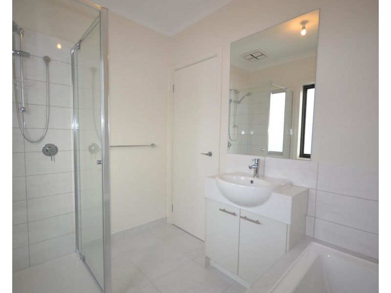 2 Lithgow Way, Mooroolbark VIC 3138