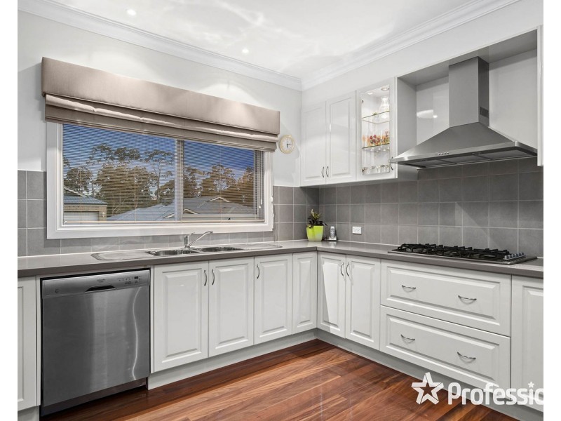 2 Kingston Way, Mooroolbark VIC 3138