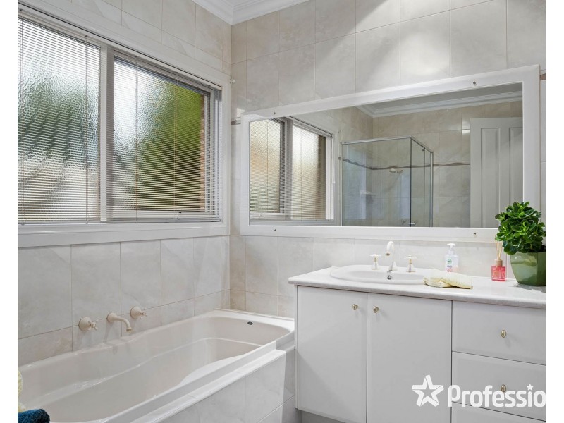 2 Kingston Way, Mooroolbark VIC 3138