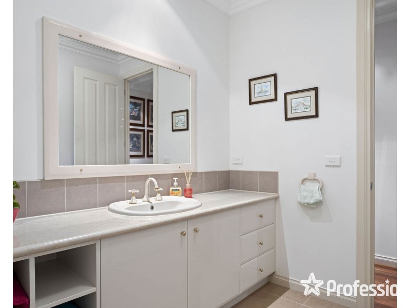 2 Kingston Way, Mooroolbark VIC 3138